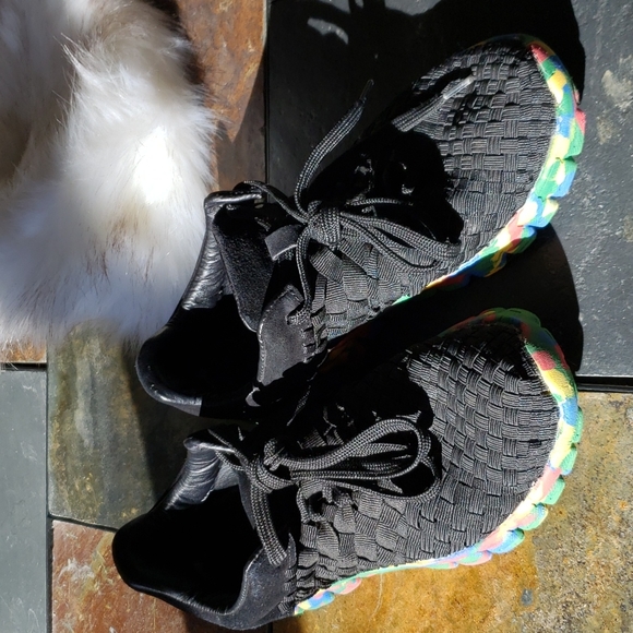 Rainbow sole running sneakers. Size 7 - Picture 9 of 10